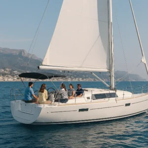 Alumnos navegando en un velero moderno durante prácticas náuticas en la bahía de Altea con ProKbos