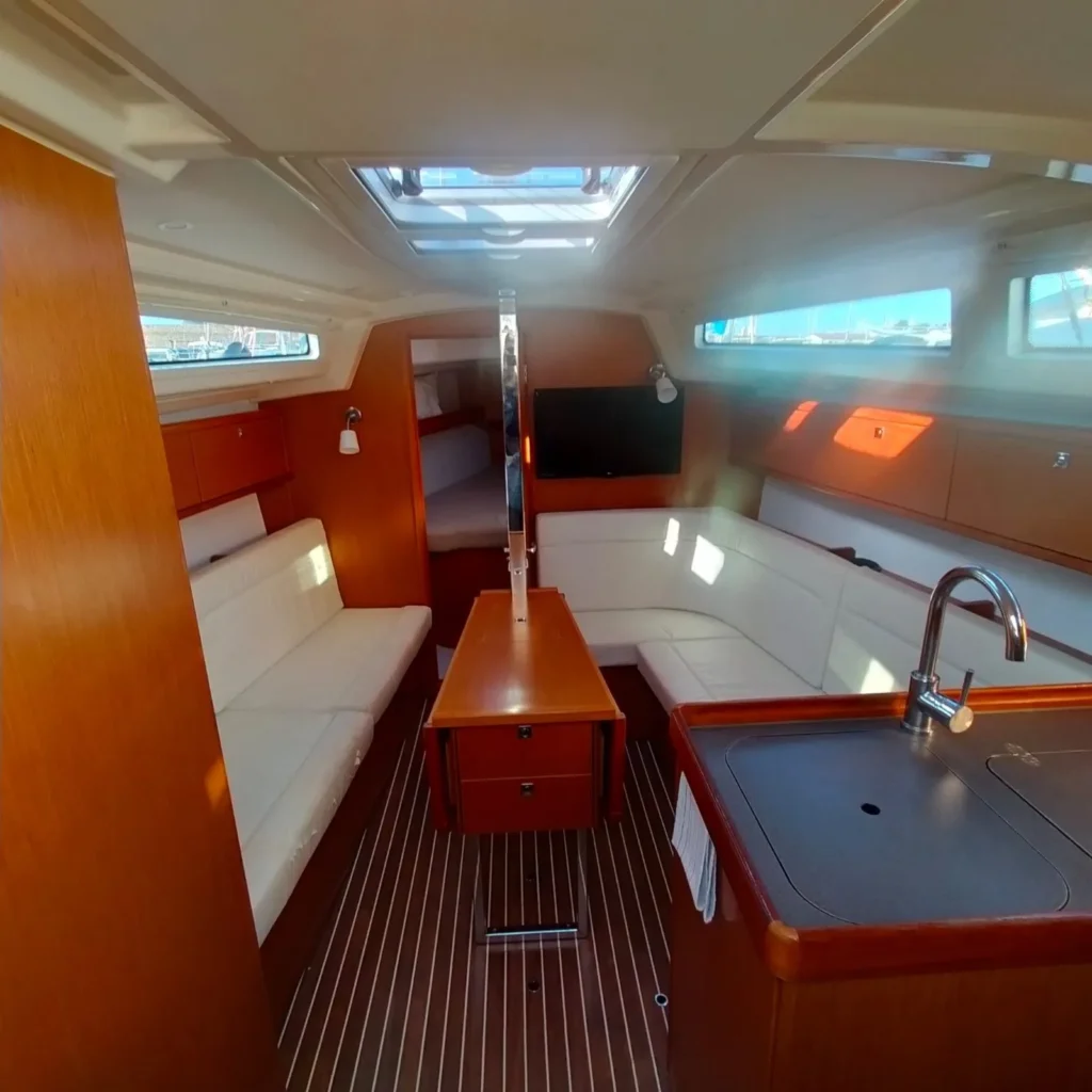 Interior del velero Bavaria Cruiser 34