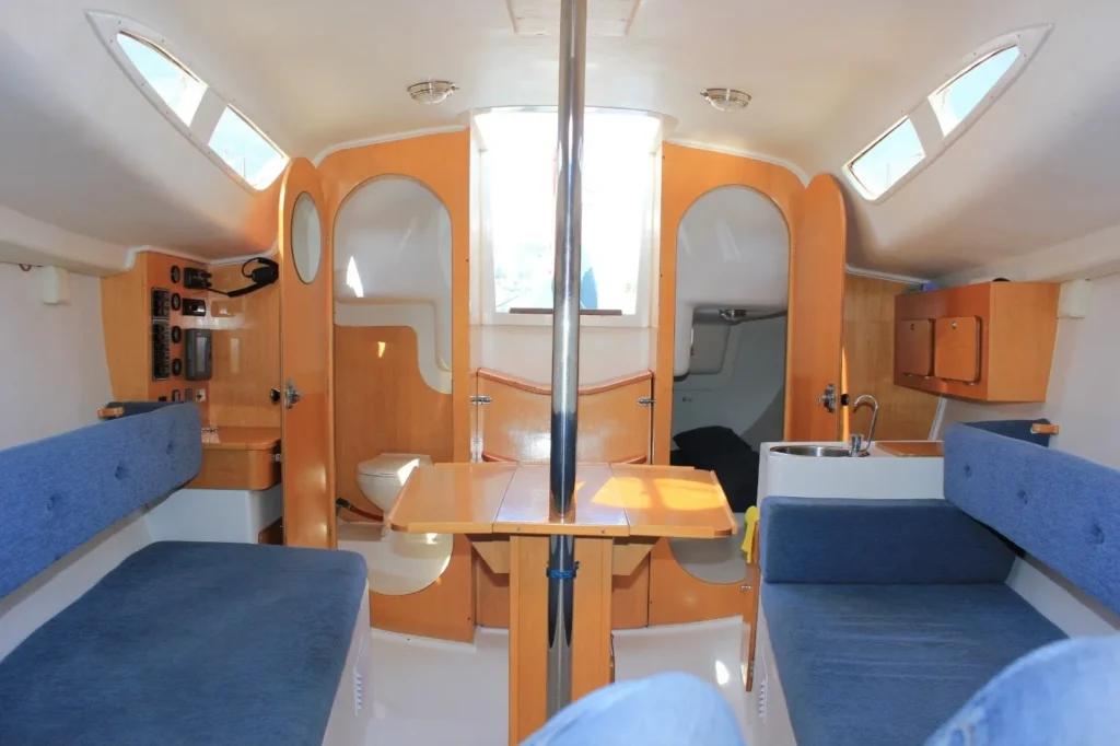 Interior del velero Tucana 28