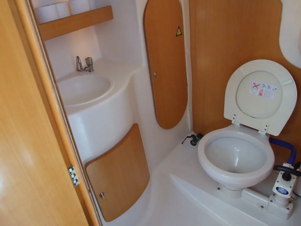 Baño del velero Tucana 28 en Altea