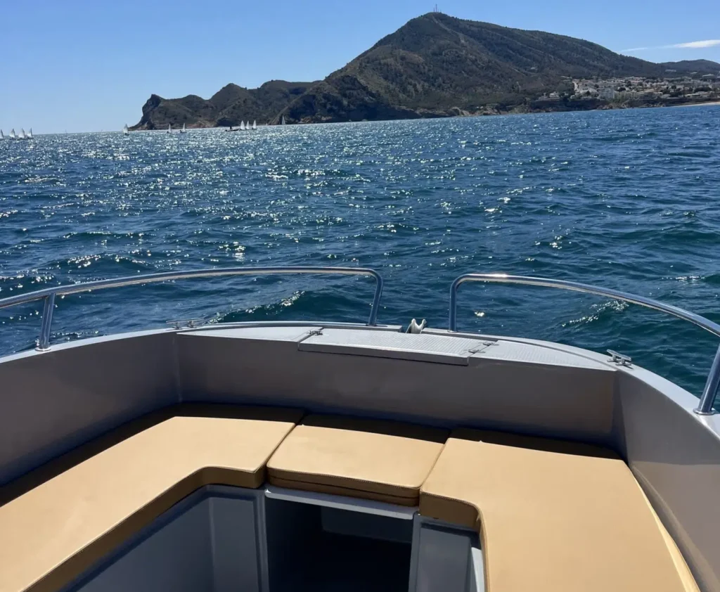 Matrix 16 sin titulación navegando por la bahía de Altea
