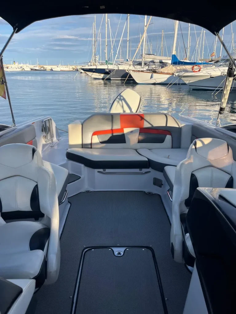 Asientos interiores de la Four Winns 240 RS