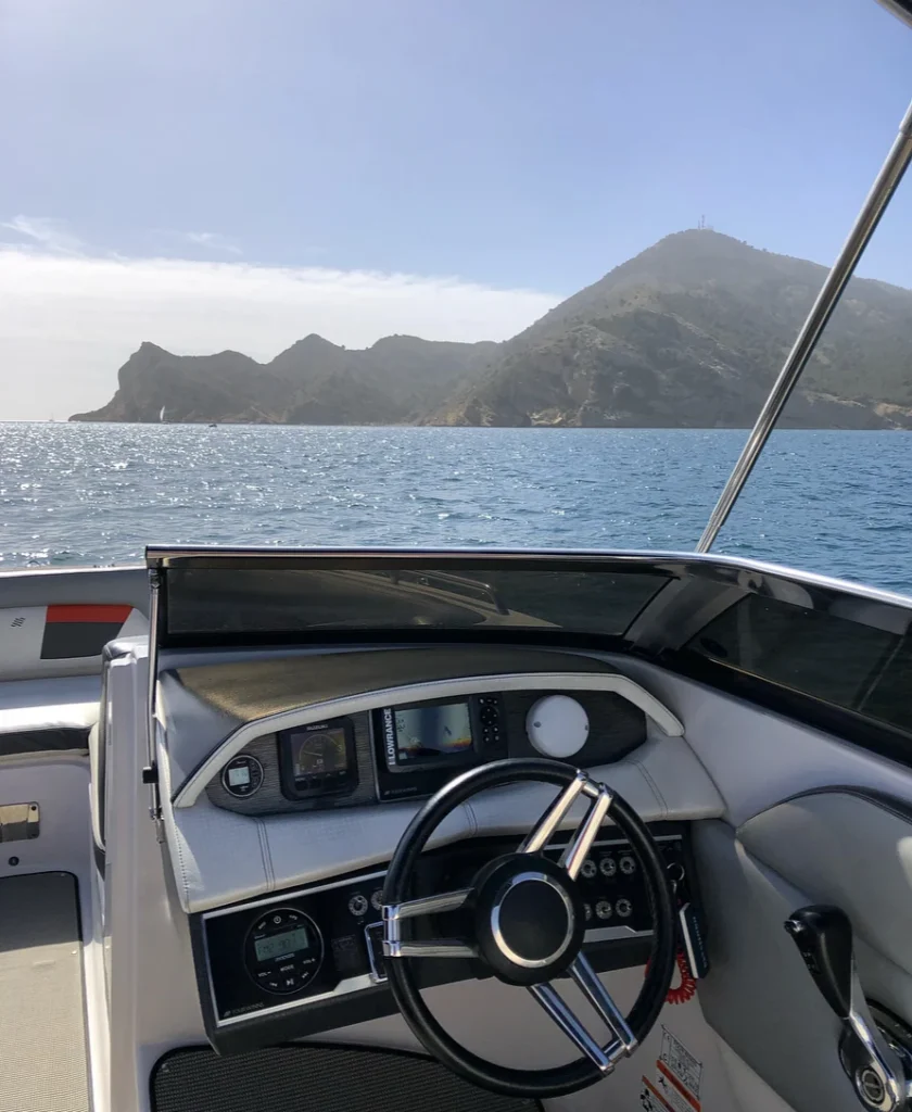 Puesto de mando de la Four Winns 240 RS navegando en Altea