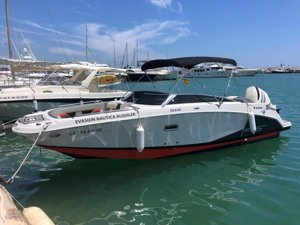 Four Winns 240 RS de lateral en el Club Náutico de Altea