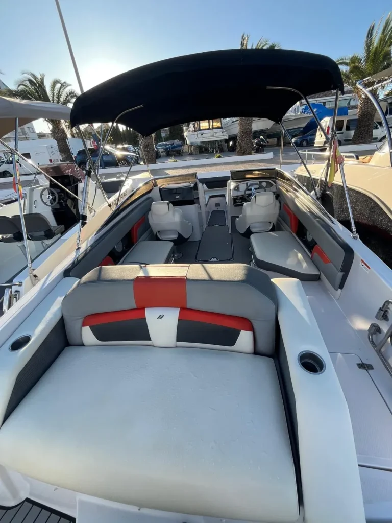 Interior con toldo bimini de la Four Winns 240 RS