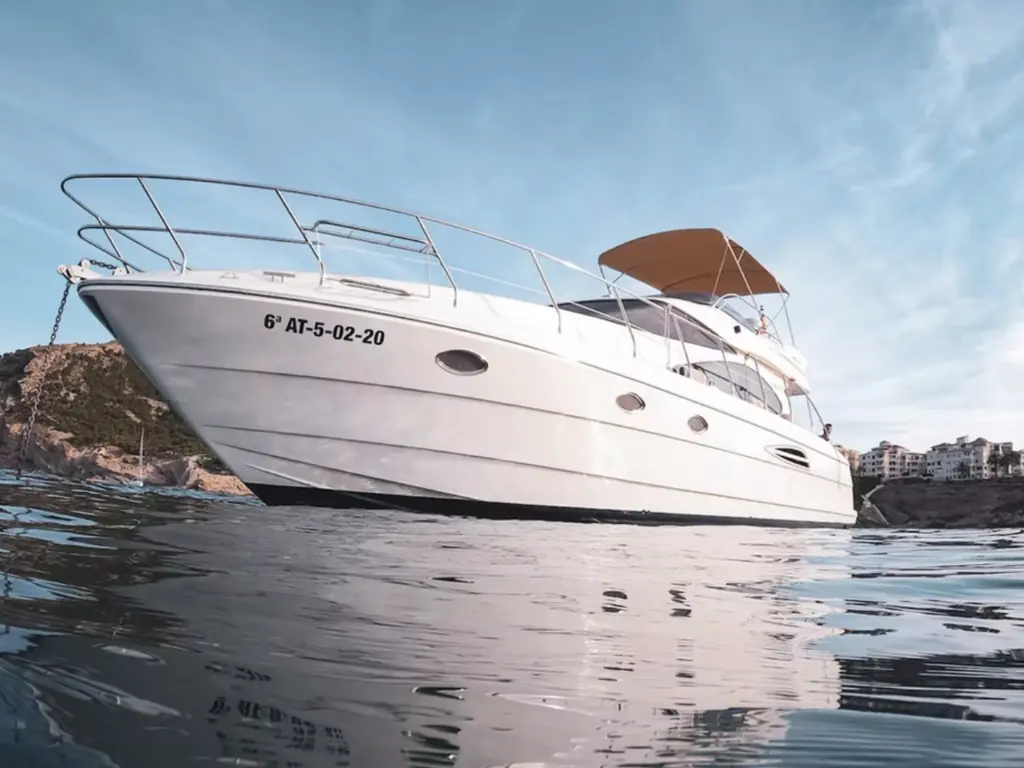 Vista exterior del yate Astondoa 464 Shazali en la costa de Altea