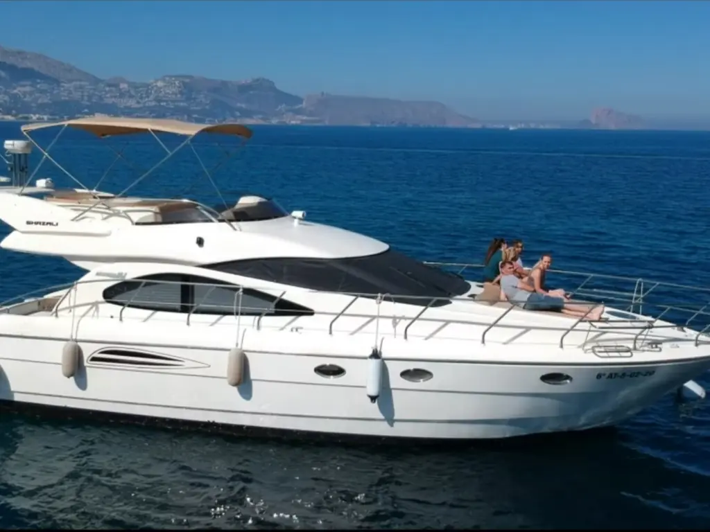 Vista lateral del yate Astondoa 464 Shazali navegando frente a Altea